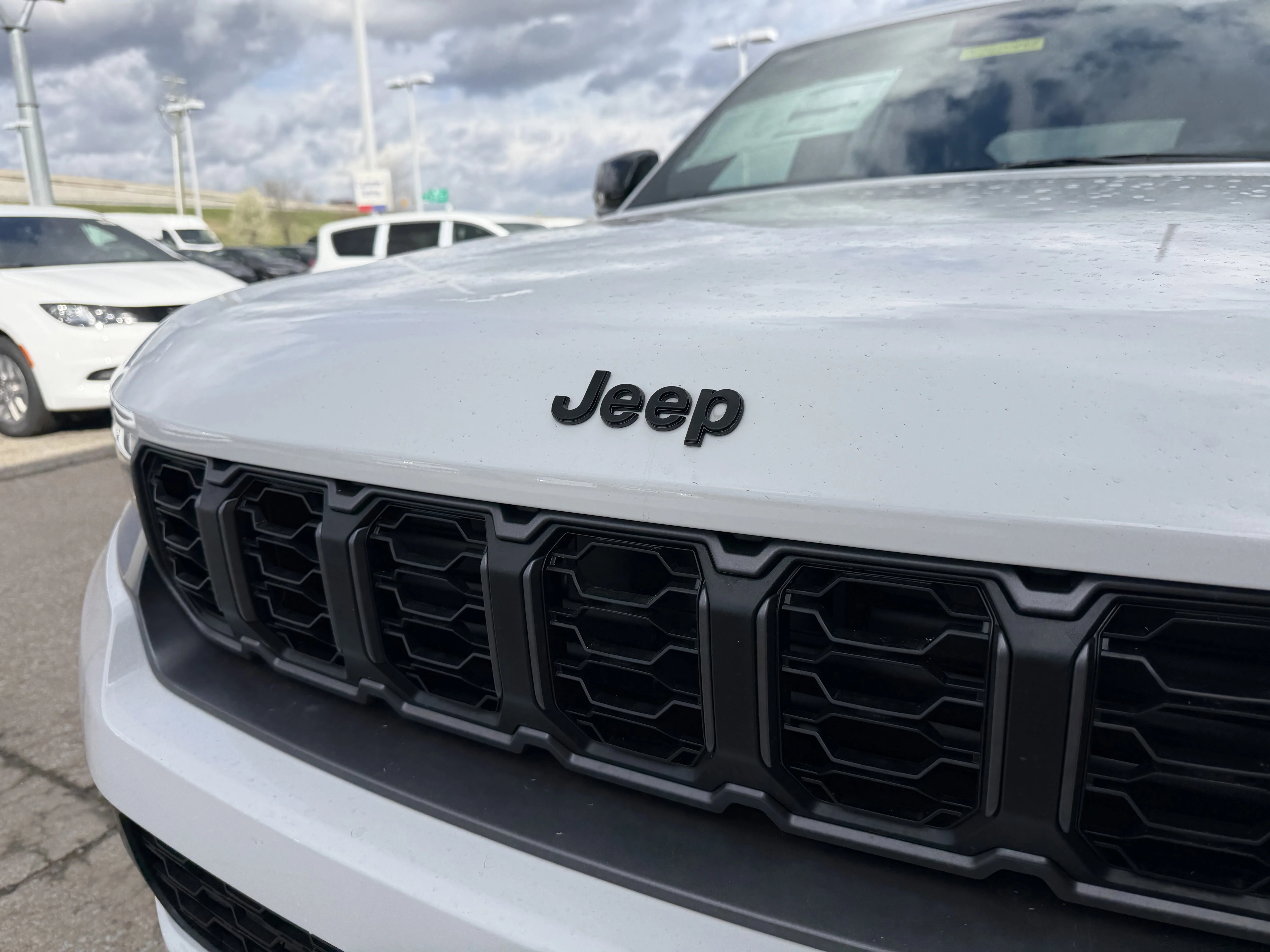 New 2026 Bright White Clear-Coat Exterior Paint Jeep Altitude image 21