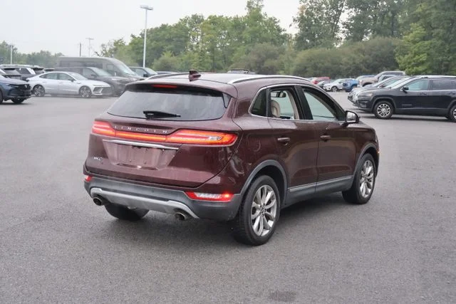 Used 2019 Red Lincoln Select image 7
