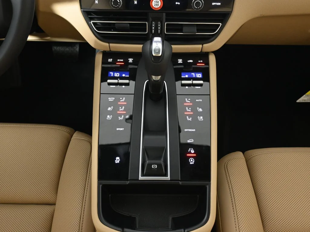 2026 Porsche Macan T - Photo 24