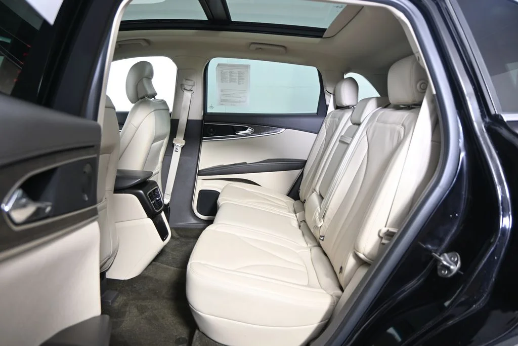 Used 2016 Black Lincoln Reserve image 17