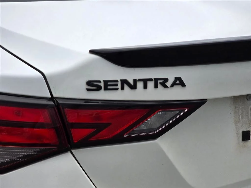 Used 2022 White Nissan SR image 14