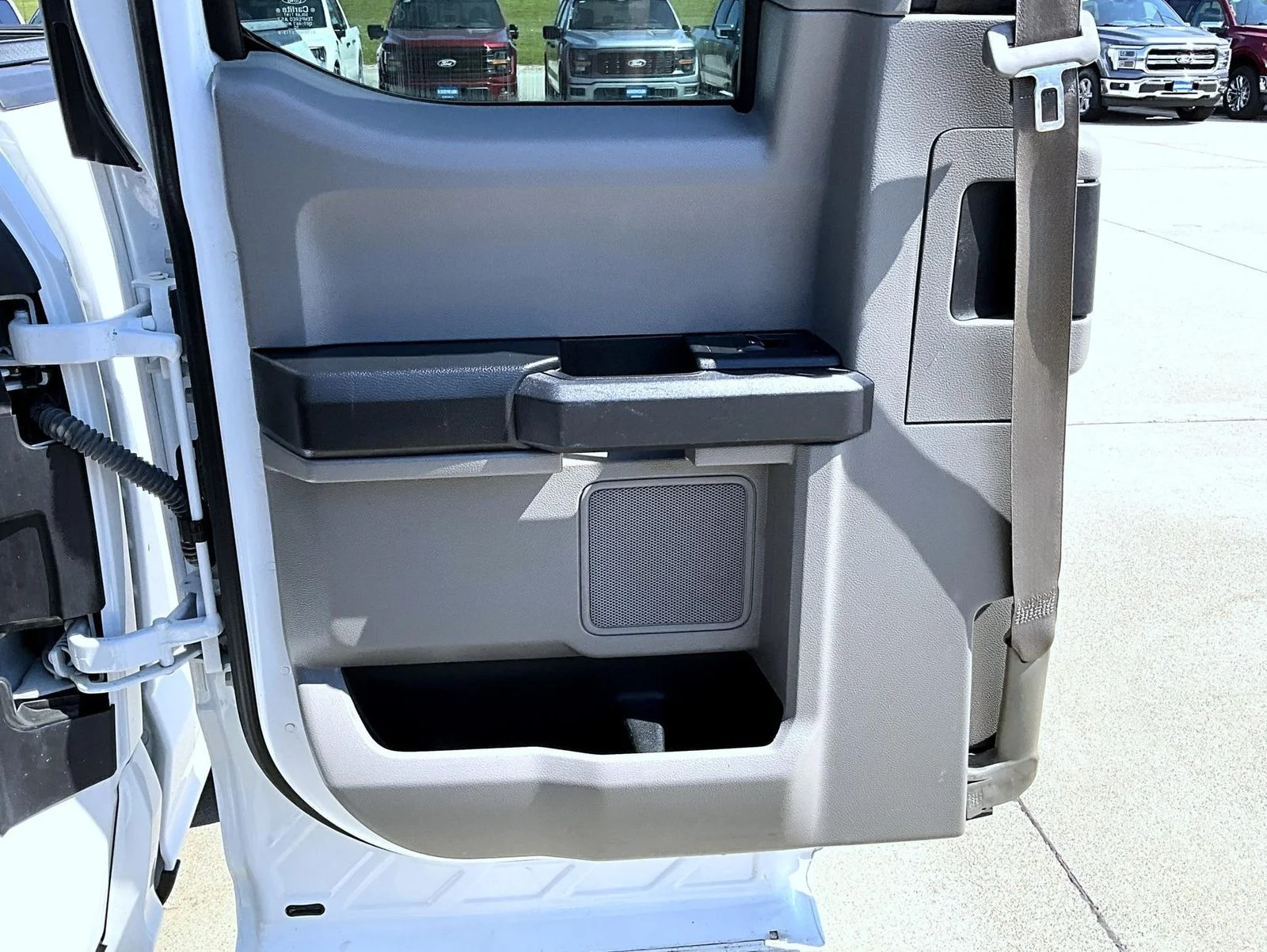 Used 2018 White Ford XL image 16