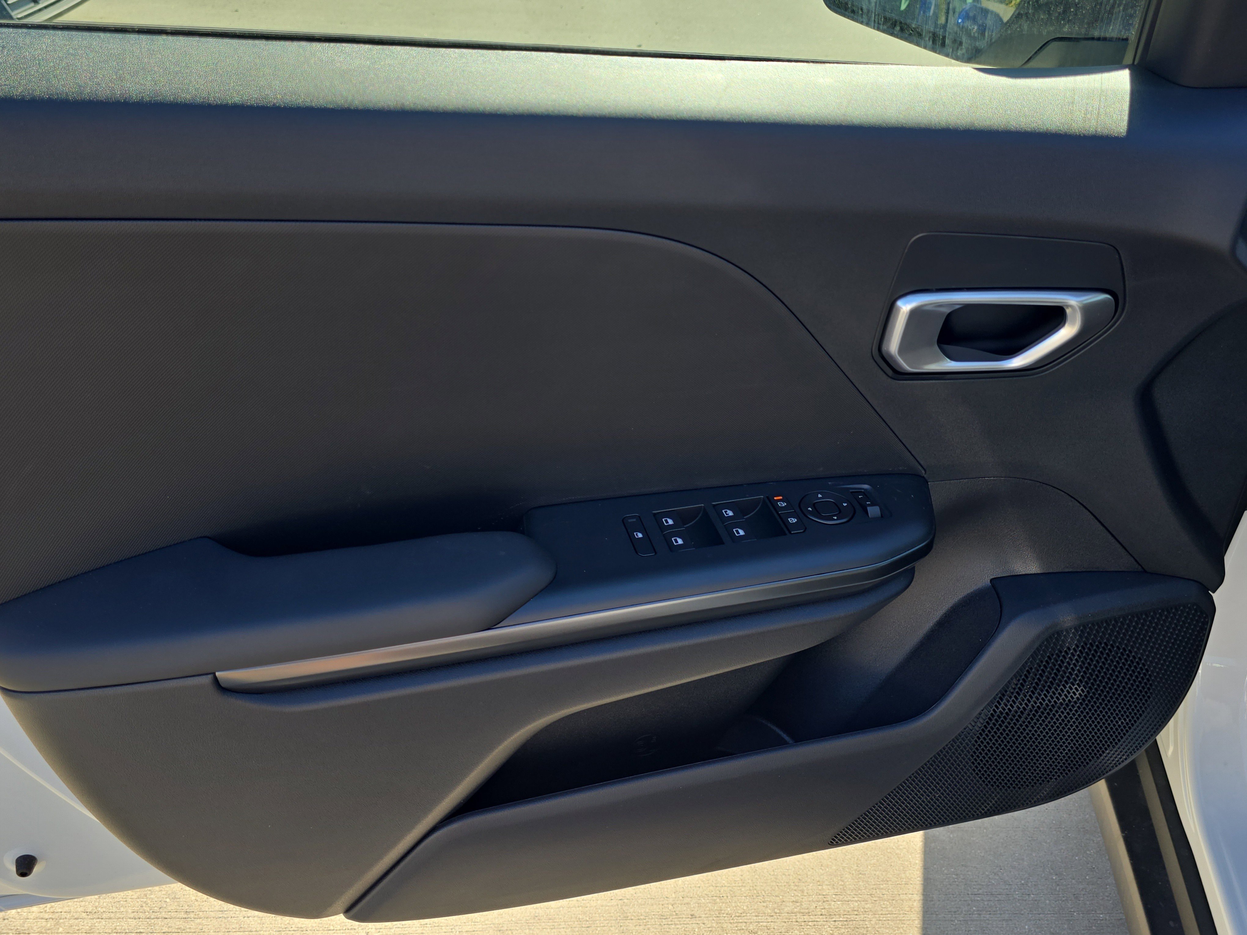 New 2026 Snow White Pearl Kia LXS image 17