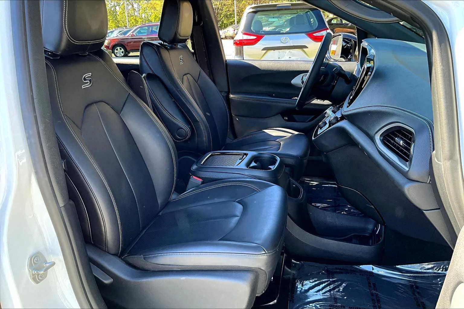 Used 2024 Bright White Clearcoat Chrysler Hybrid S Appearance Pkg image 9