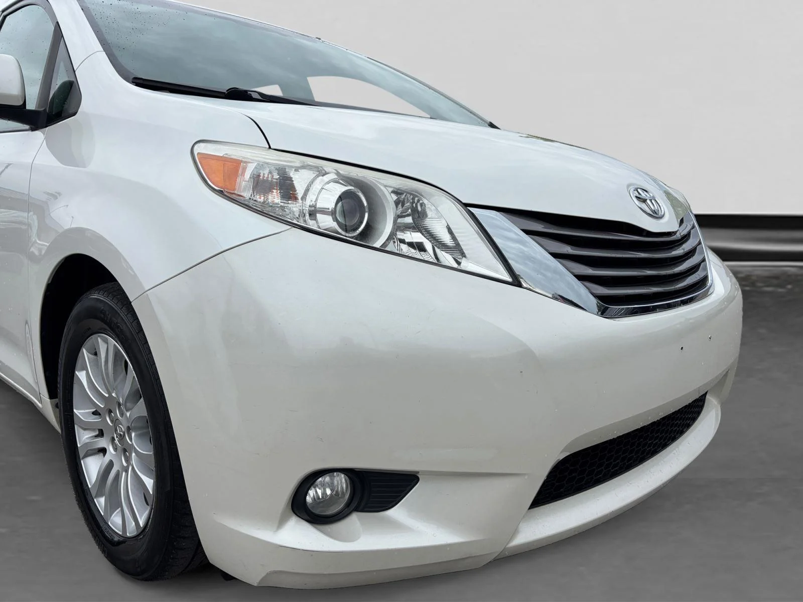 Used 2016 Blizzard Pearl Toyota XLE Premium 8-Passenger image 53