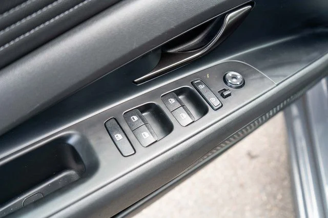 Used 2025 Gray Hyundai SEL Sport image 17