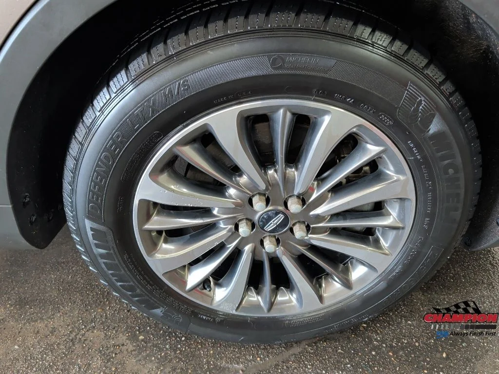 Used 2019 Brown Lincoln Select image 11