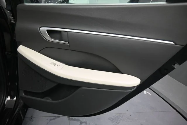 Used 2024 Black Hyundai SEL image 15
