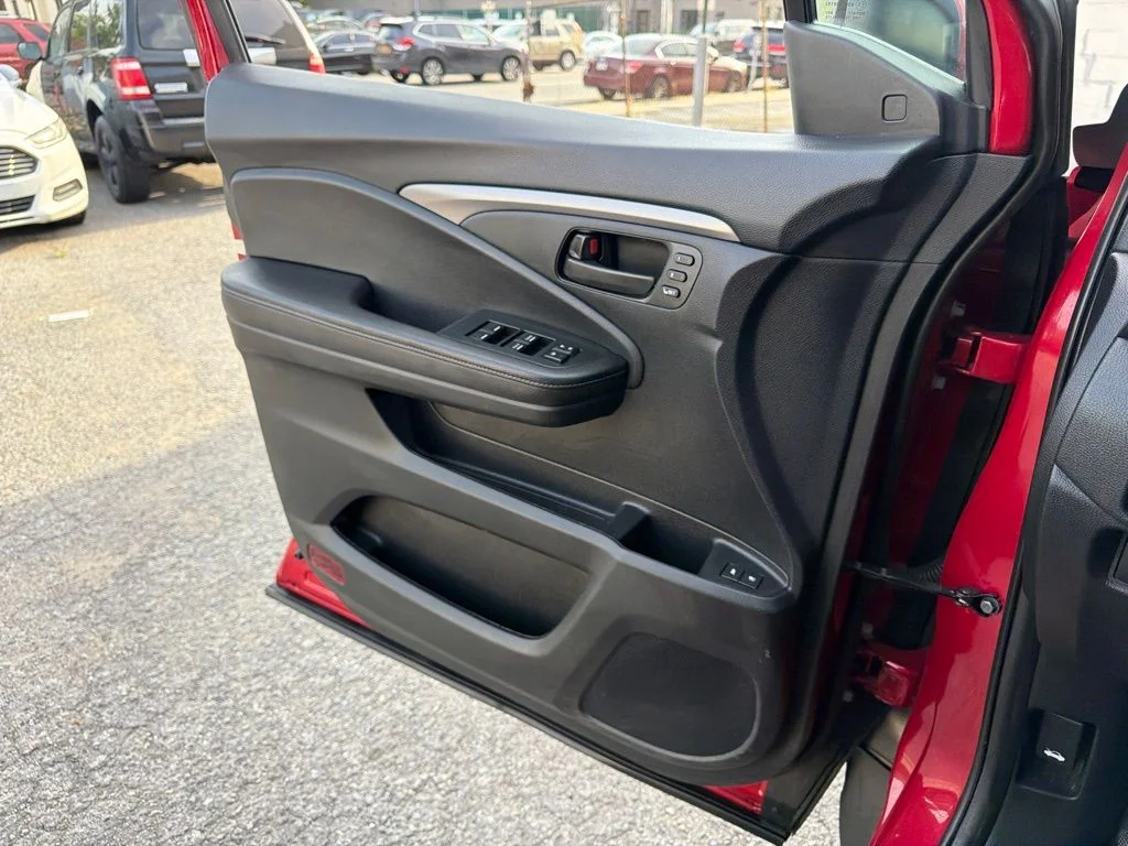 Used 2023 Red Honda EX-L image 19