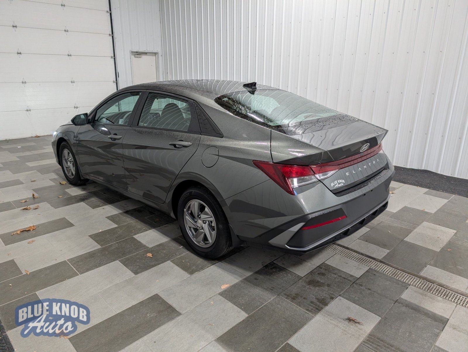 2025 Hyundai Elantra SE photo 2