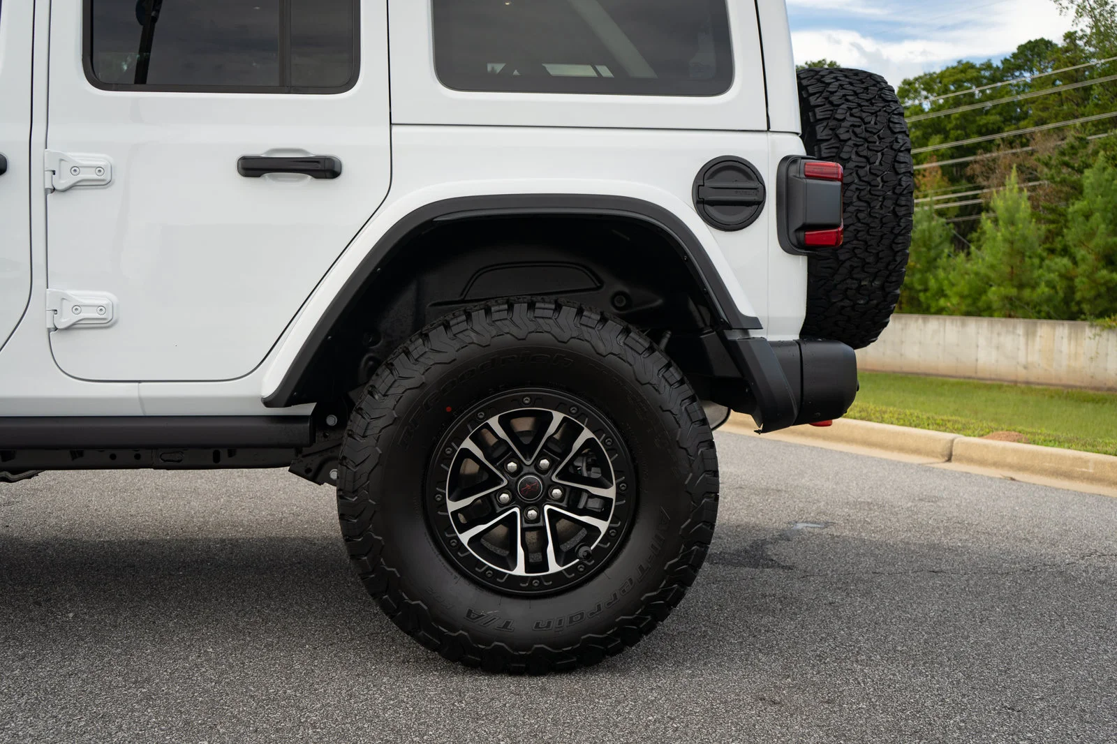 New 2027 Bright White Clear-Coat Paint Jeep Rubicon X image 15