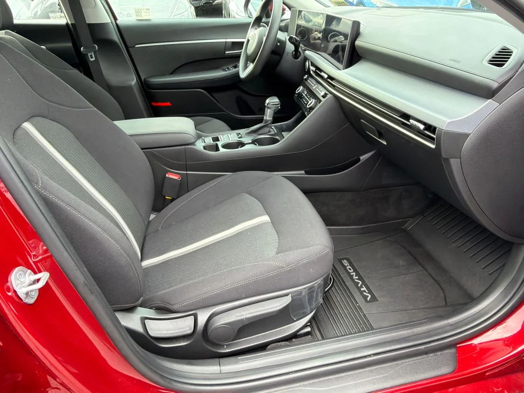 Used 2025 Red Hyundai SE image 13