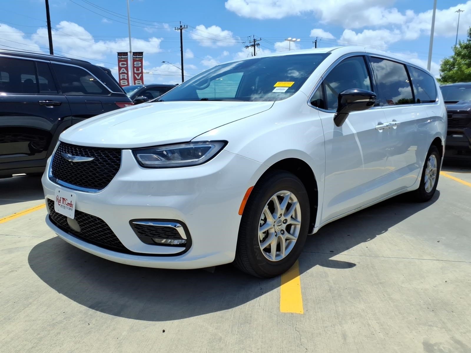 2024 Chrysler Pacifica Touring L's photo