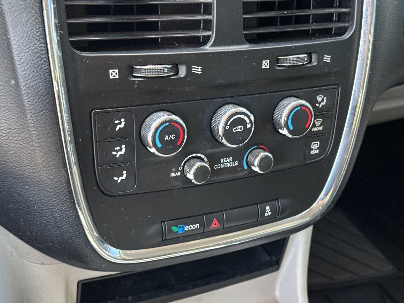 Used 2016 Granite Crystal Metallic Clearcoat Dodge SXT image 17