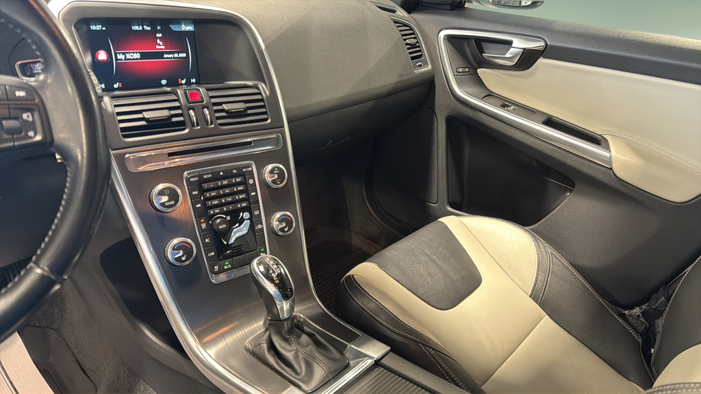 Used 2016 White Volvo T6 image 23