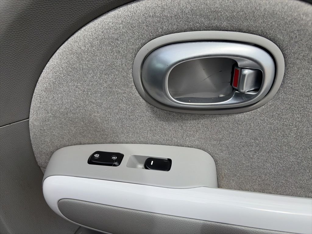 Used 2017 White Kia Base image 12