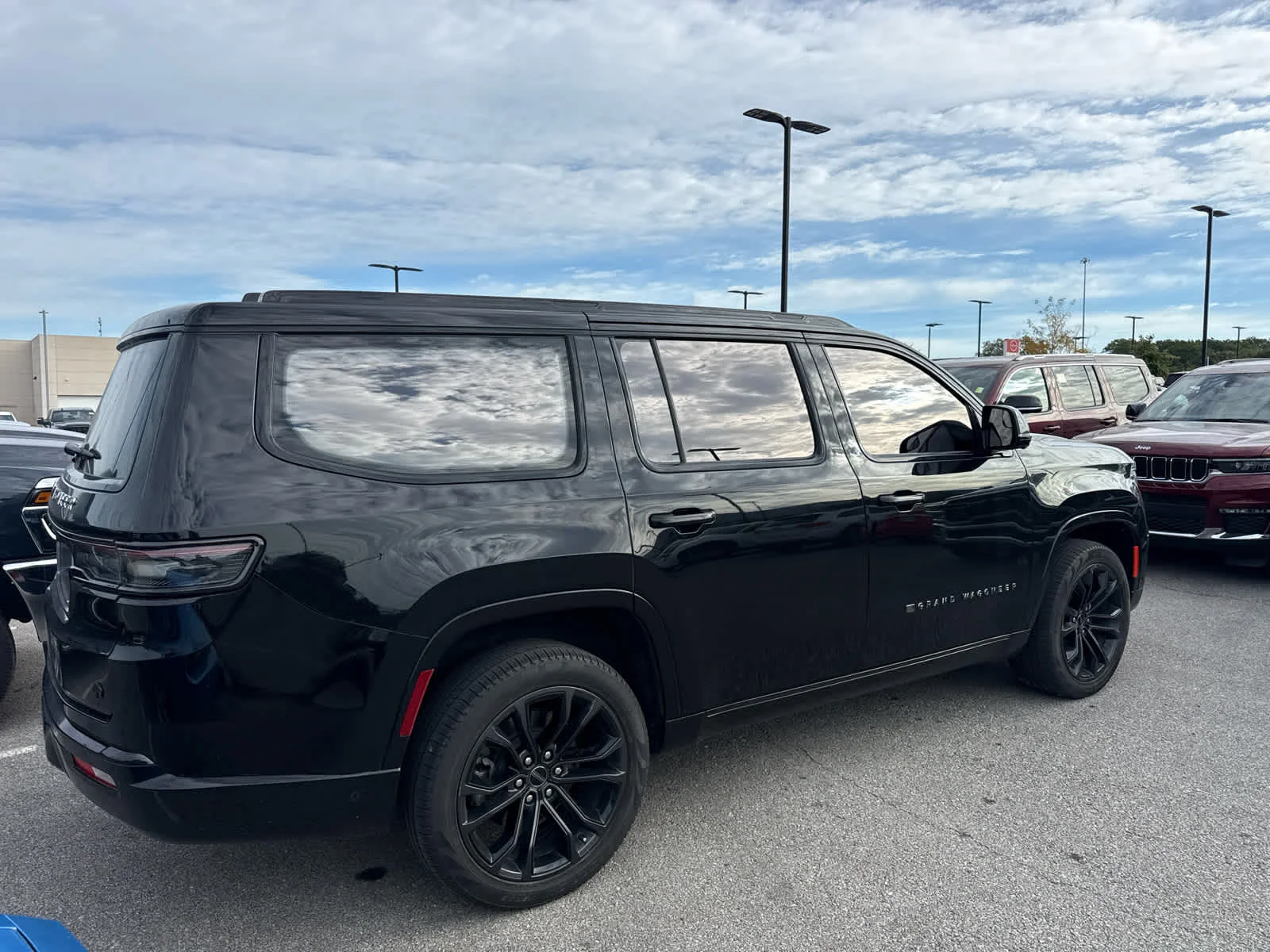 Used 2024 Diamond Black Crystal Pearlcoat Jeep Series II Obsidian image 5
