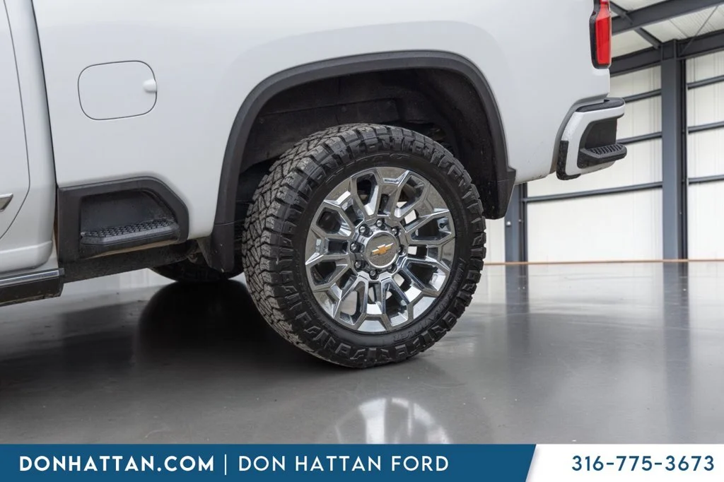 Used 2025 White Chevrolet High Country image 31