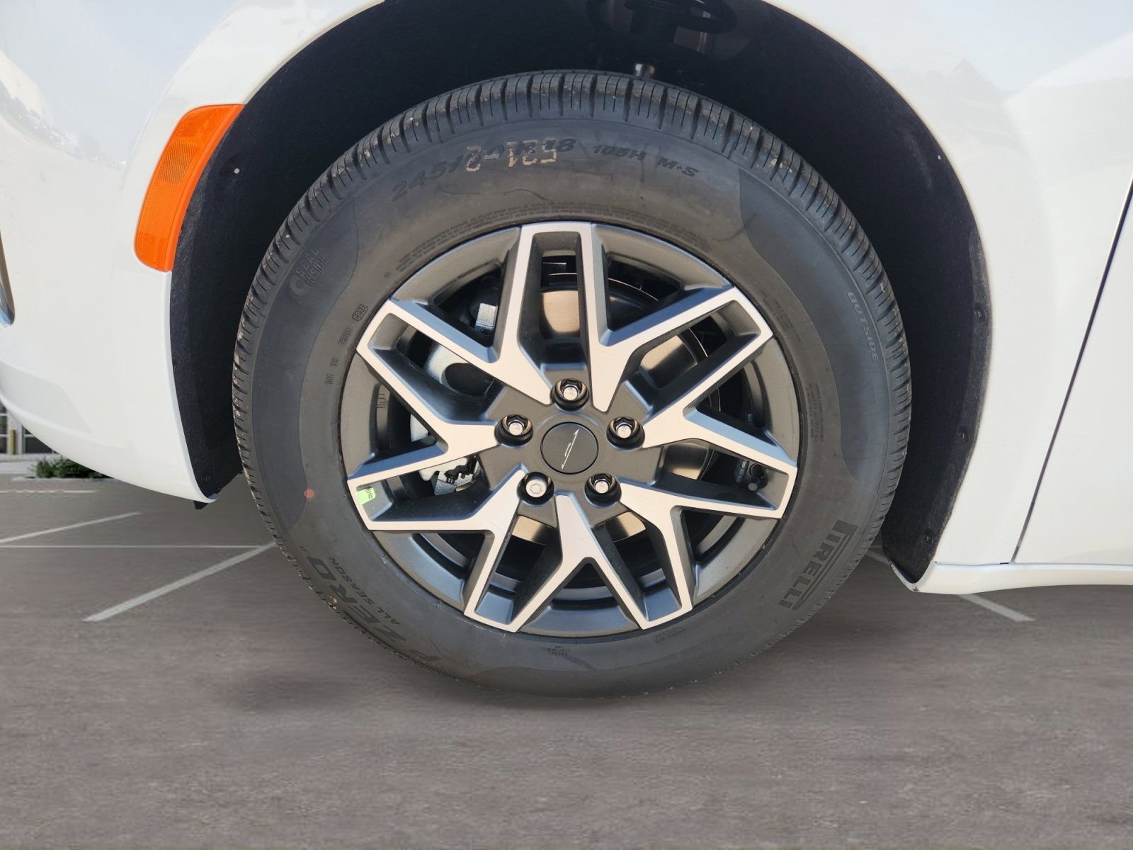 New 2027 Bright White Clear-Coat Exterior Paint Chrysler Limited image 10