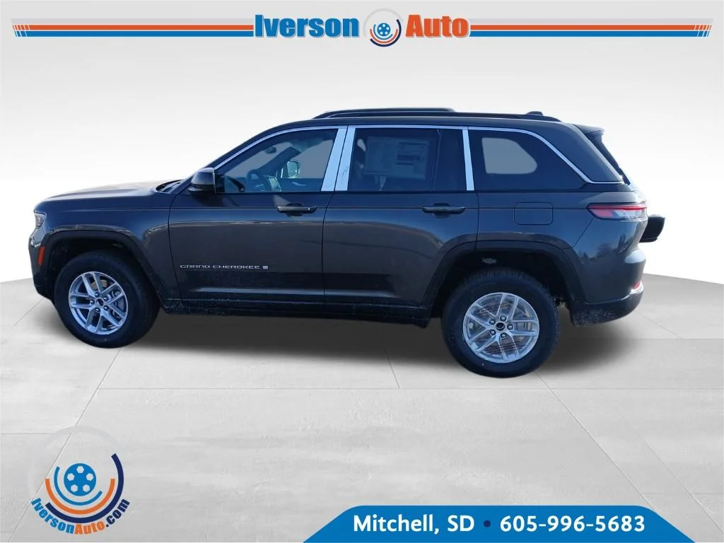 New 2026 Baltic Gray Metallic Clear-Coat Exterior Paint Jeep Laredo X image 32