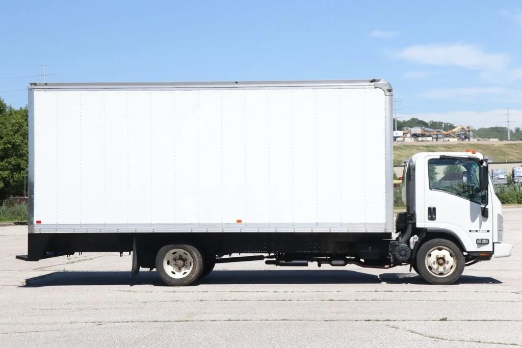 Used 2022  Isuzu NPR image 10