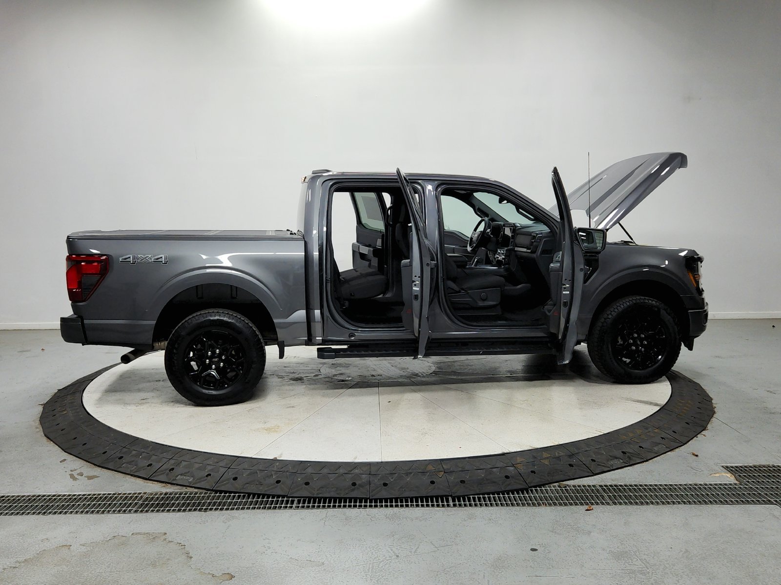 Used 2024 Gray Ford XLT image 17