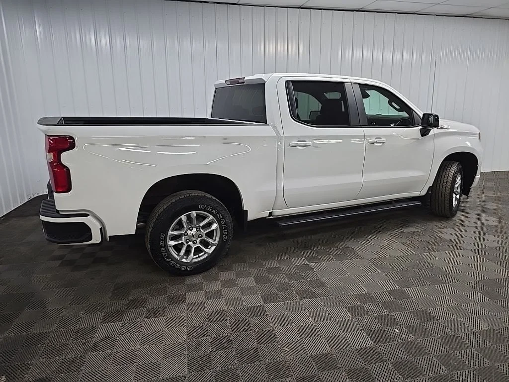 Used 2022 White Chevrolet RST image 3