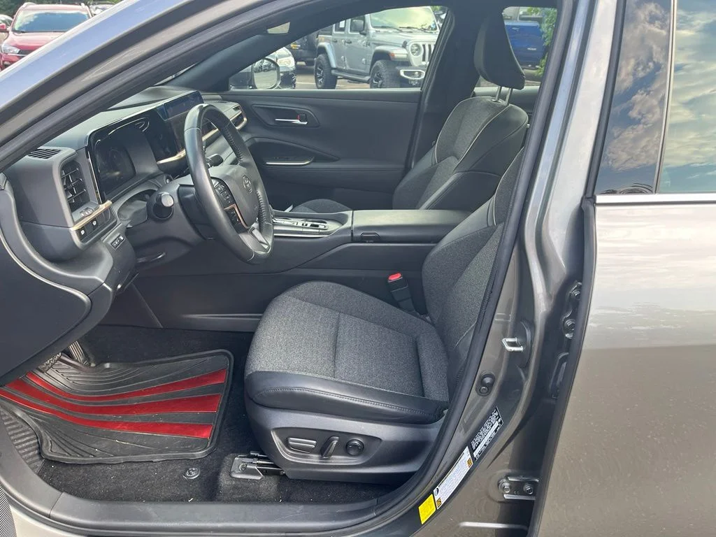 Used 2023  Toyota XLE image 18