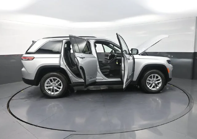 New 2026 Silver Zynith Exterior Paint Jeep Laredo X image 36