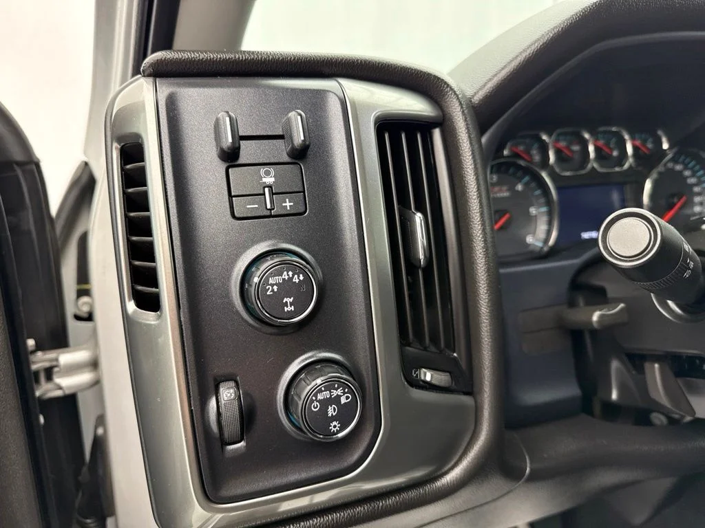 Used 2019 Silver Chevrolet LT image 19