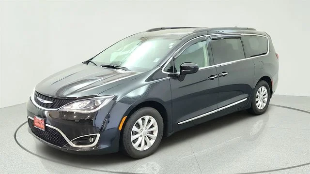Used 2017 Black Chrysler Touring L image 5