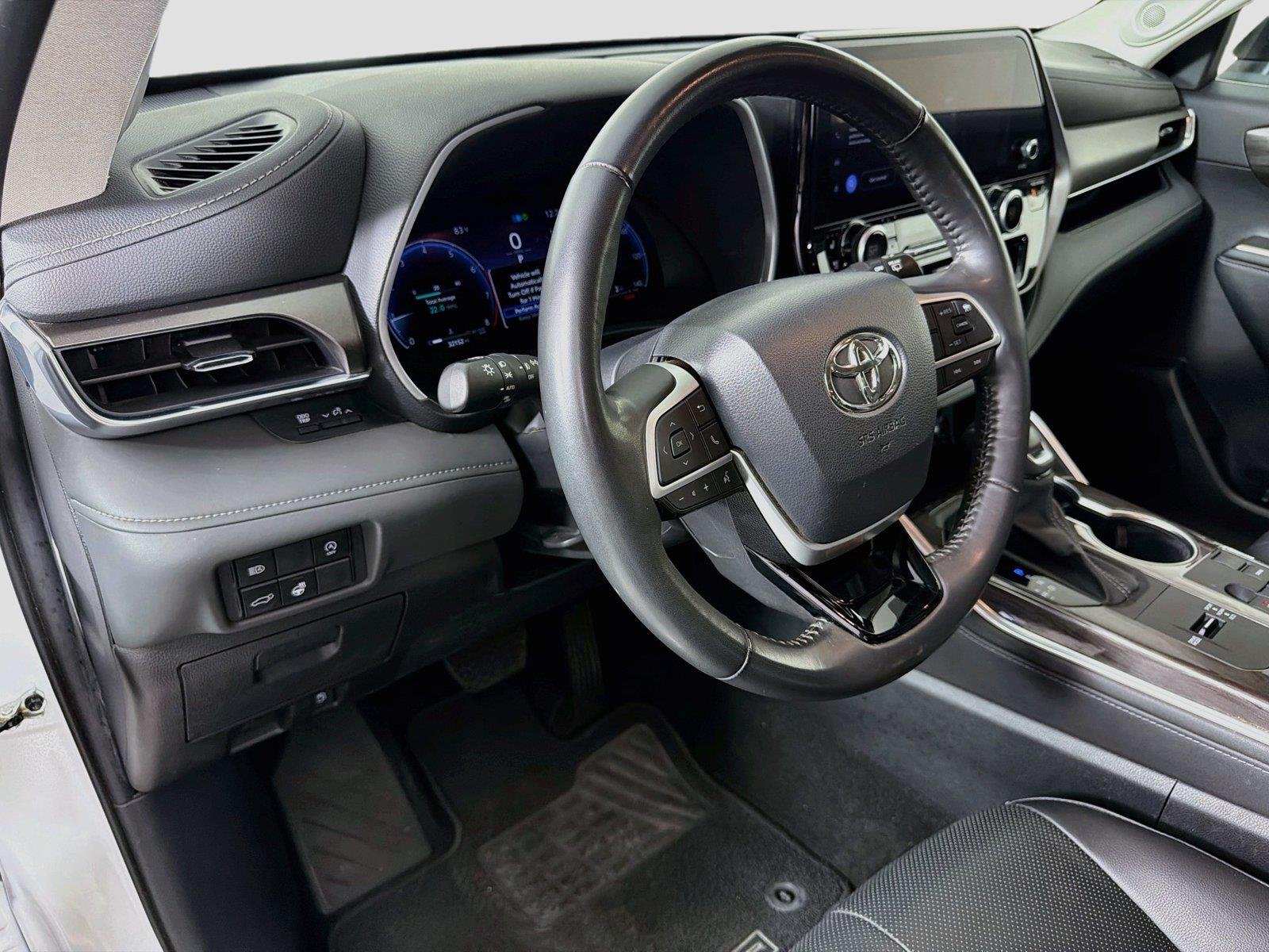 Used 2024 Wind Chill Pearl Toyota Limited image 9