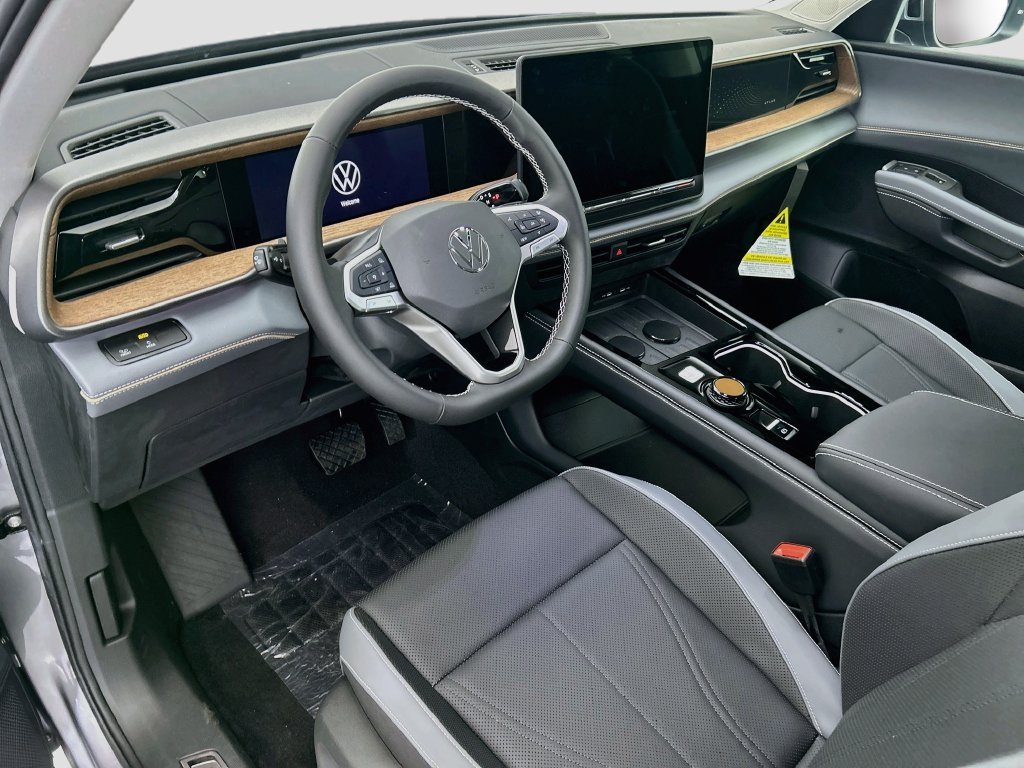 New 2027 Silver Volkswagen SE w/Technology image 9