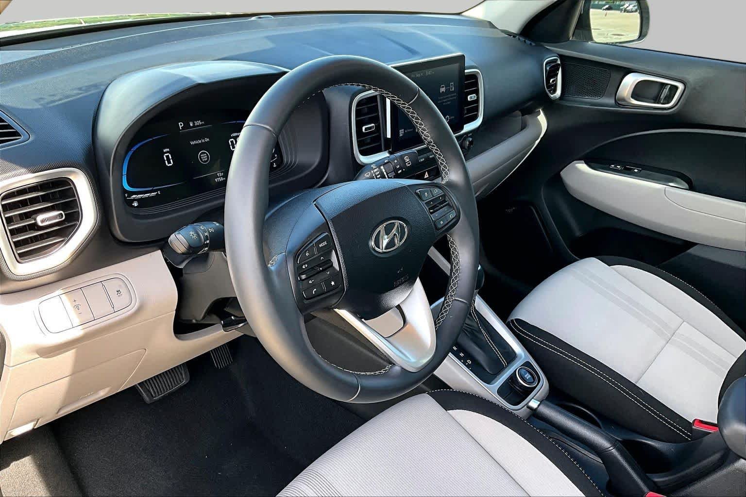 2025 Hyundai Venue SEL - Photo 18