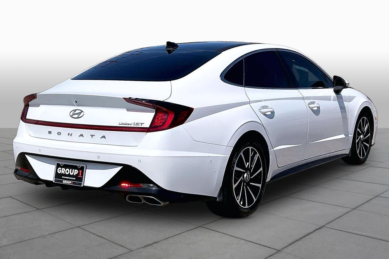 Used 2021 Quartz White Hyundai Limited image 13