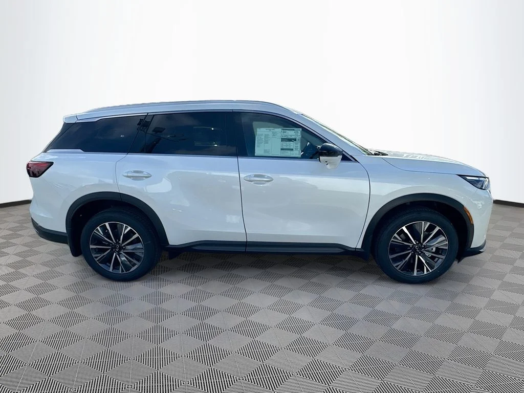 Used 2027 White INFINITI LUXE image 4