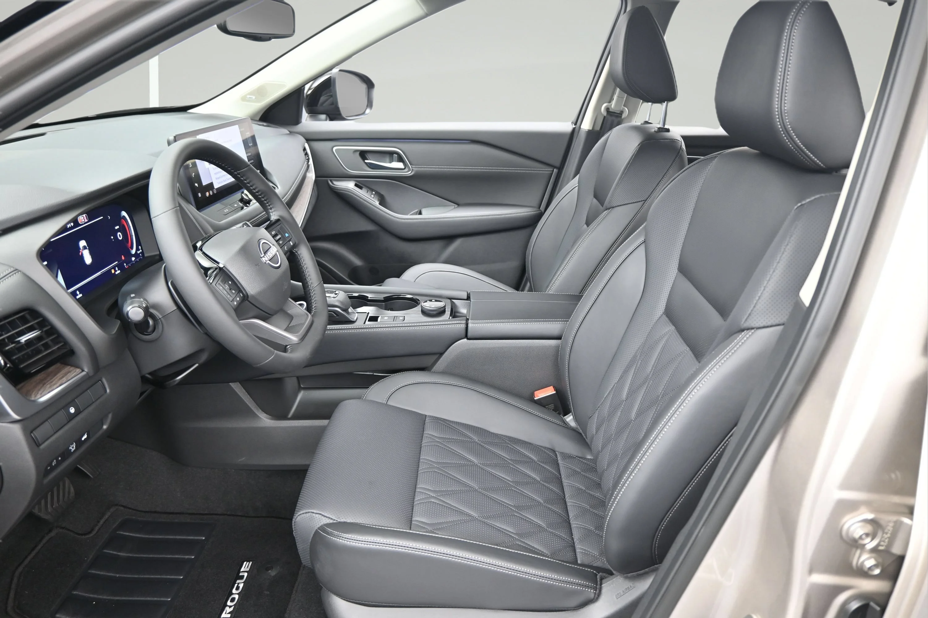 New 2026 Champagne Silver Metallic / Super Black Two-tone Nissan Platinum image 9