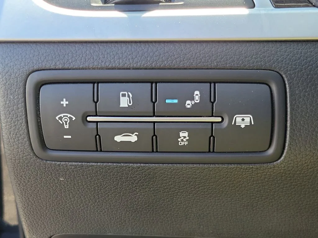 Used 2015 Black Hyundai 3.8 image 18