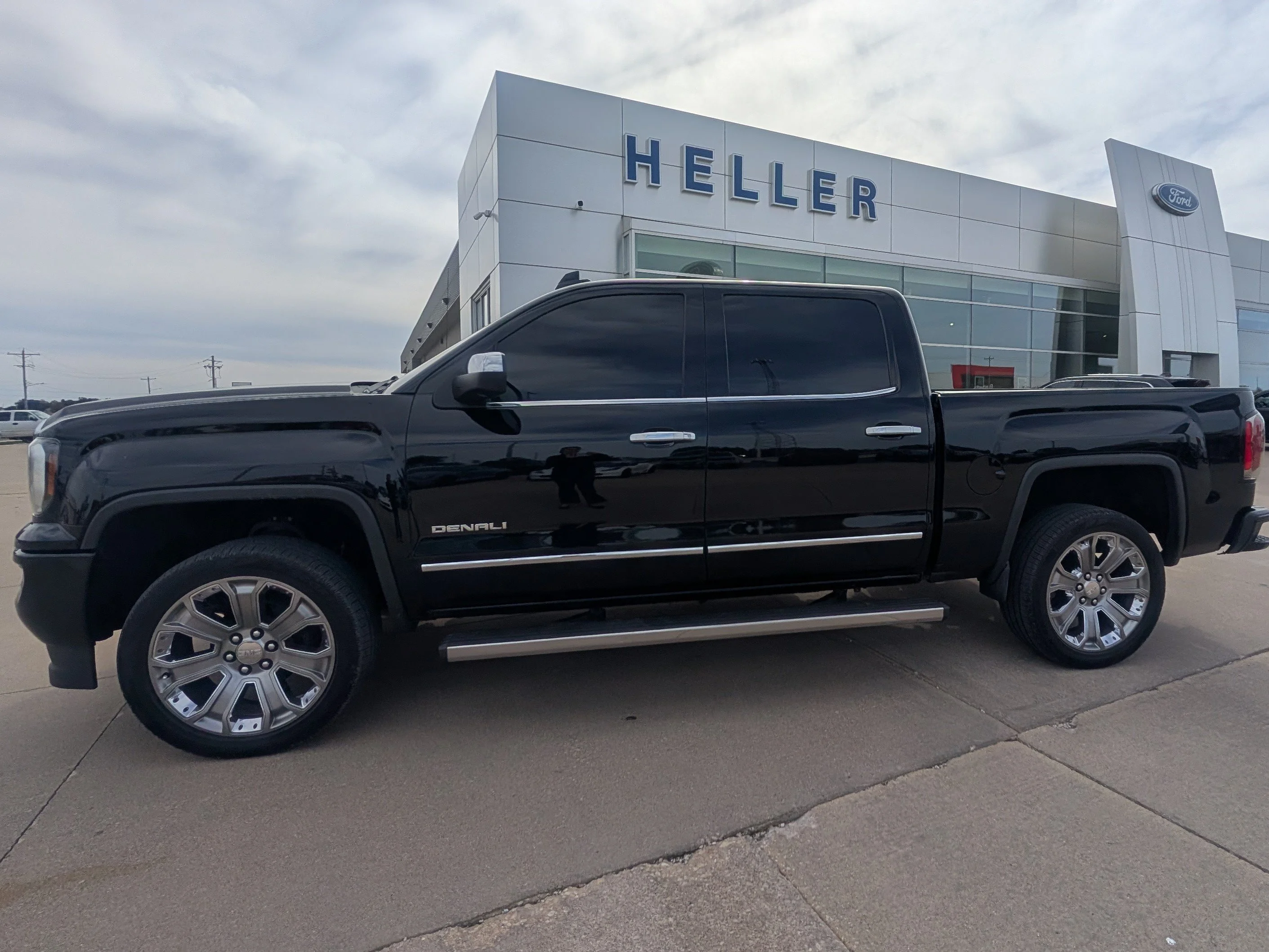 Used 2017 Onyx Black GMC Denali image 3