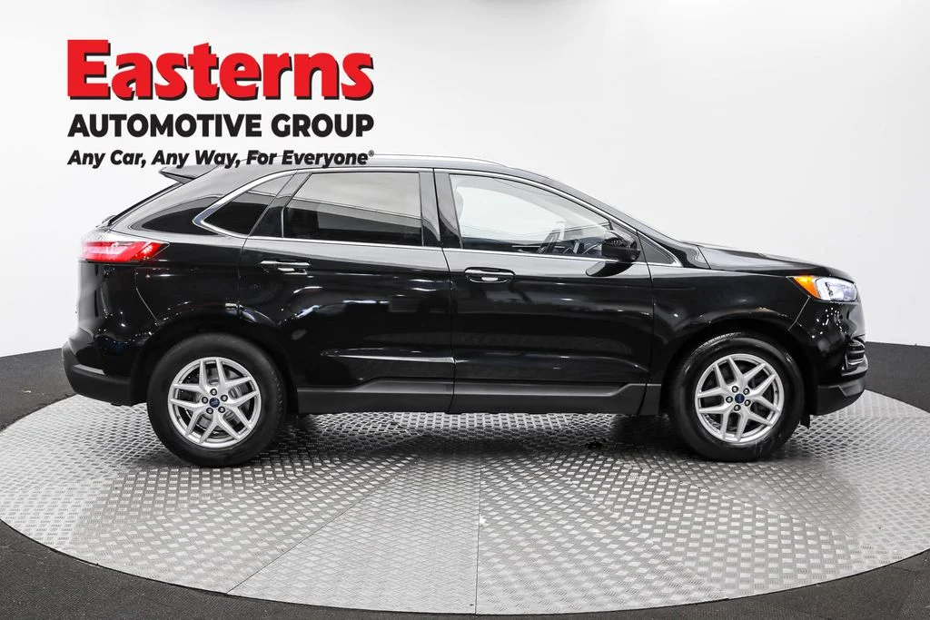 Used 2022 Black Ford SEL image 4