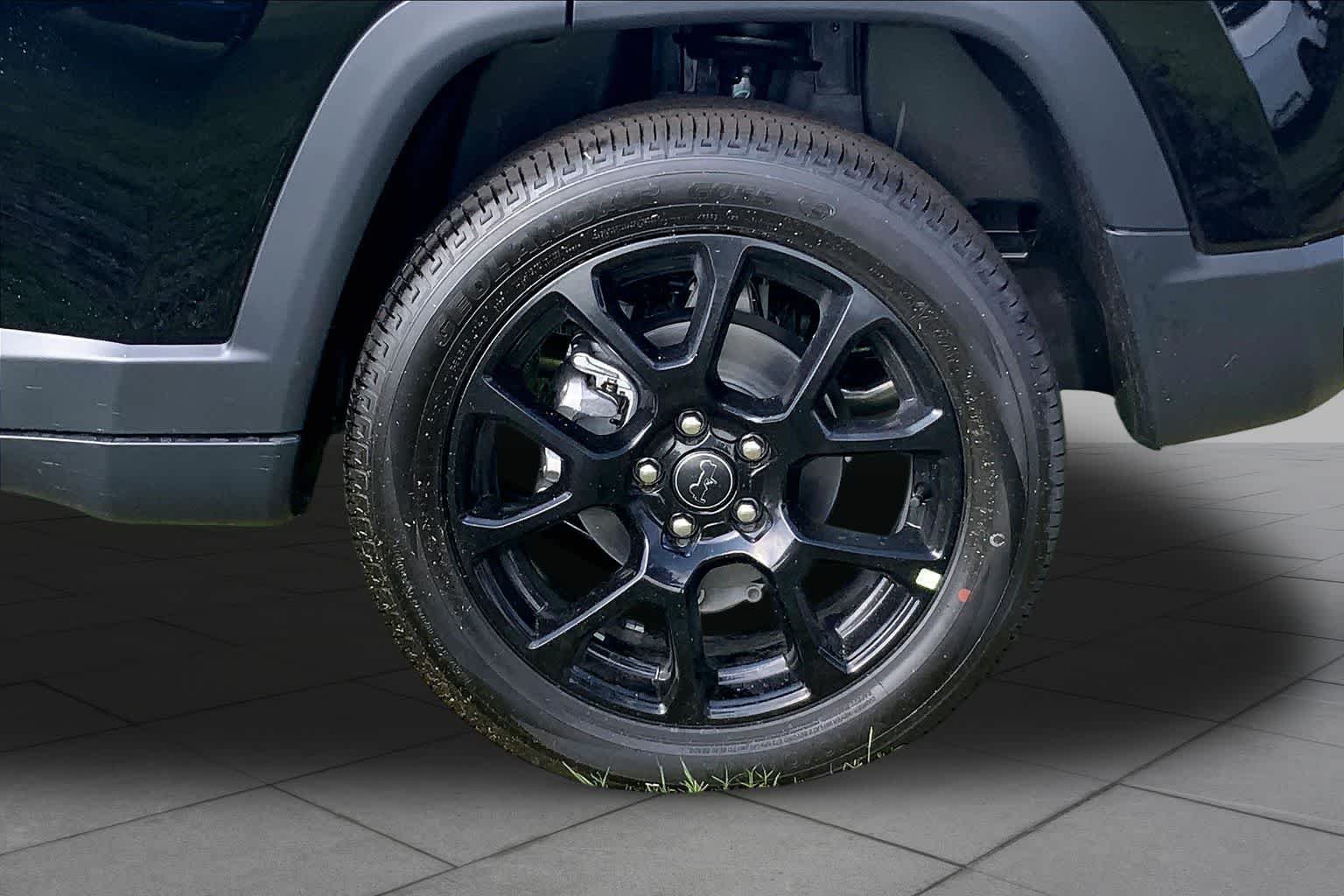 New 2026 Diamond Black Crystal Pearl-Coat Exterior Paint Jeep Latitude image 11
