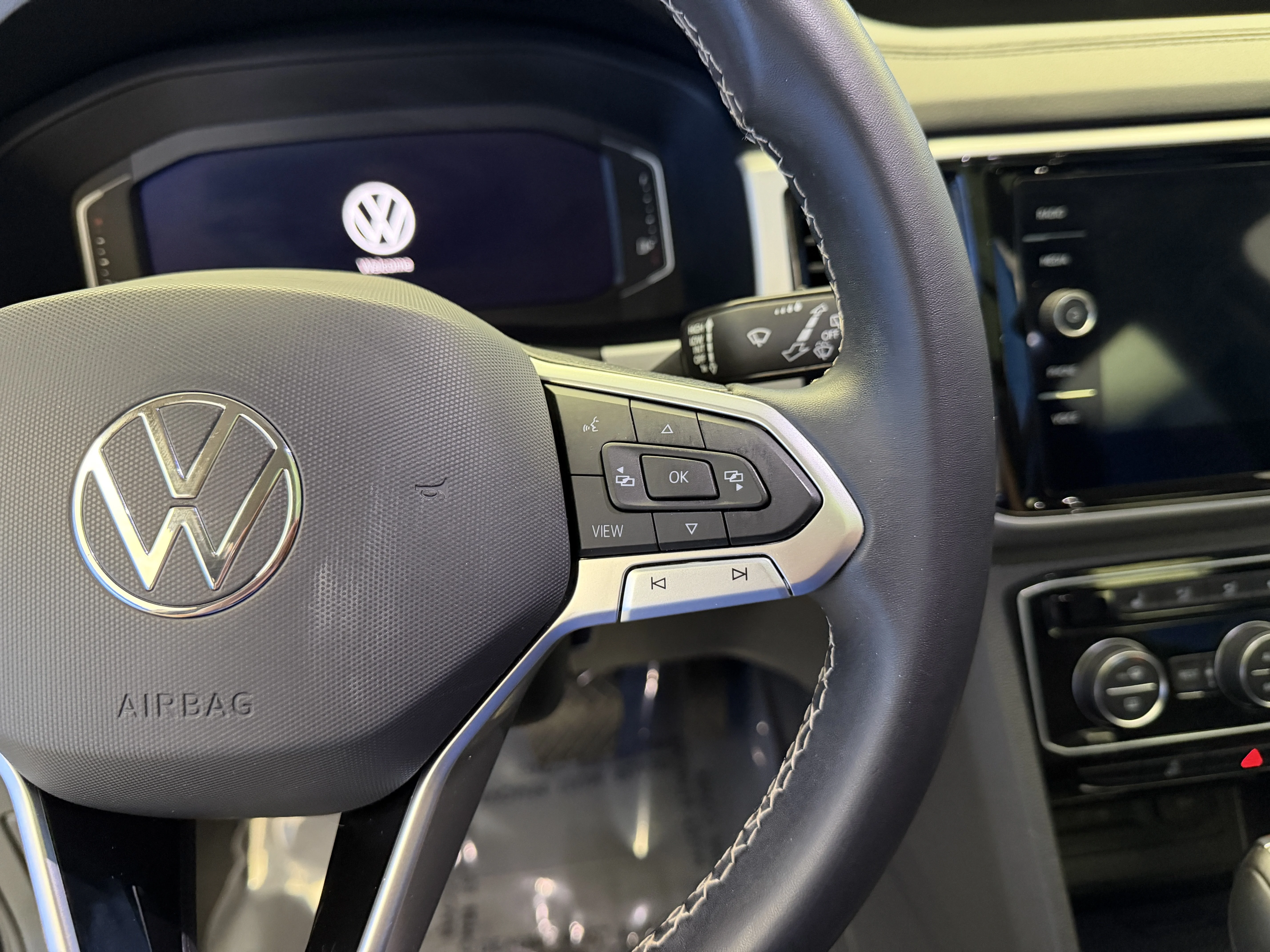 Used 2023 DEEP BLACK PEARL Volkswagen 3.6L V6 SE w/Technology image 16