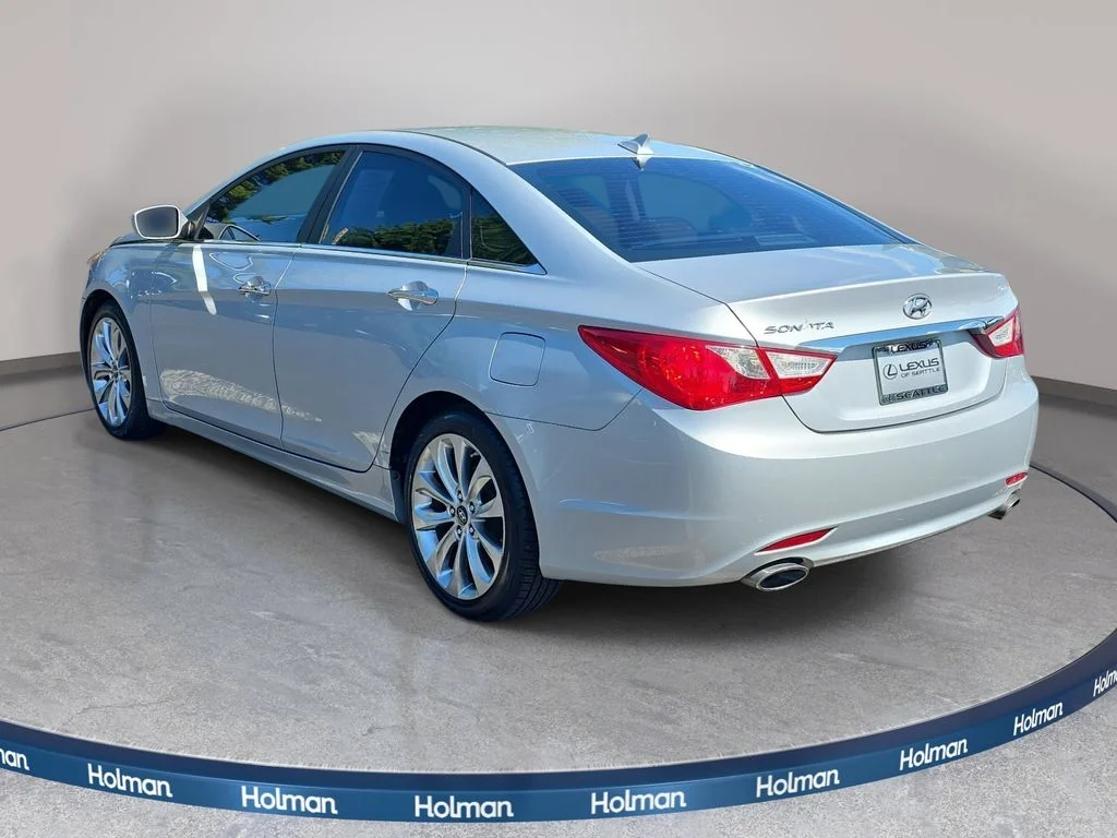 Used 2011 Silver Hyundai SE image 8