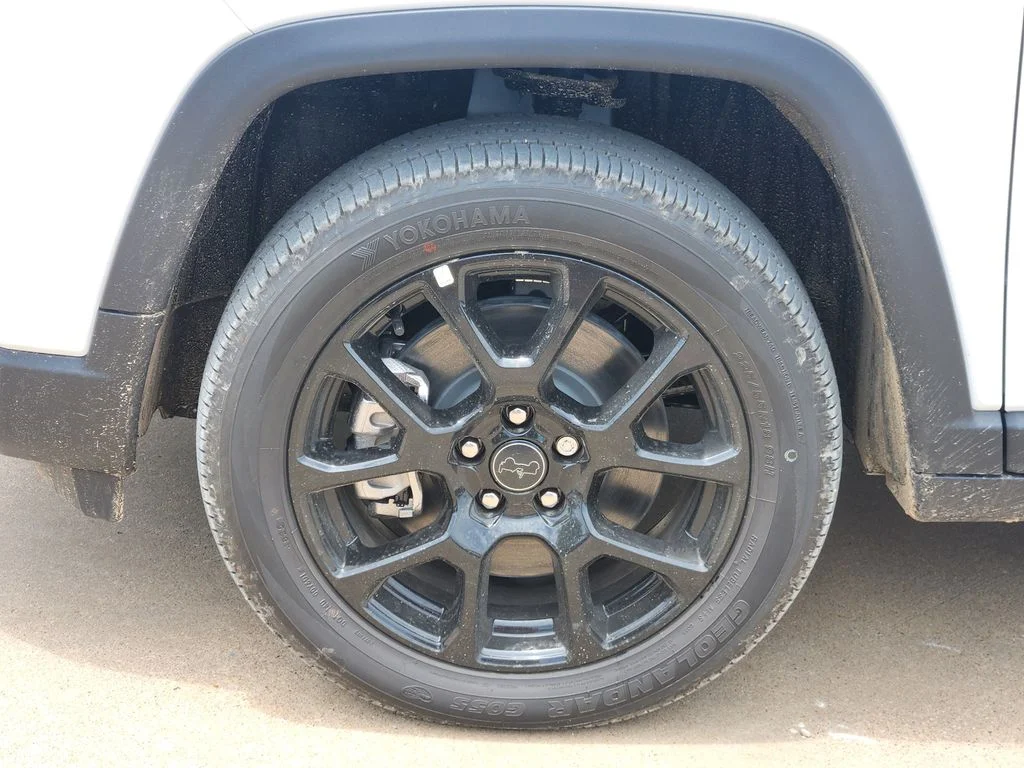 New 2026 Bright White Clear-Coat Exterior Paint Jeep Latitude image 6