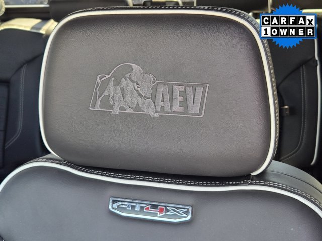 Certified Used 2025 Onyx Black GMC  image 21
