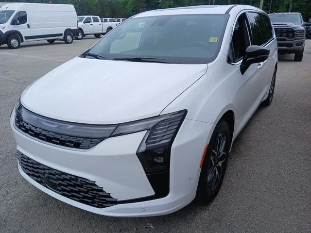 New 2027 Bright White Clear-Coat Exterior Paint Chrysler Limited image 7