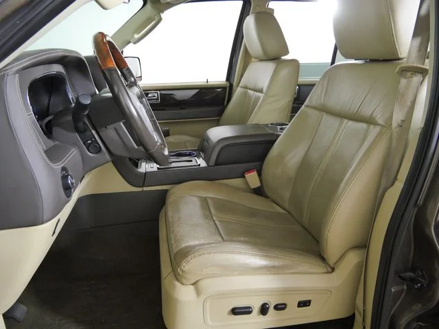 Used 2015 Brown Lincoln Base image 22