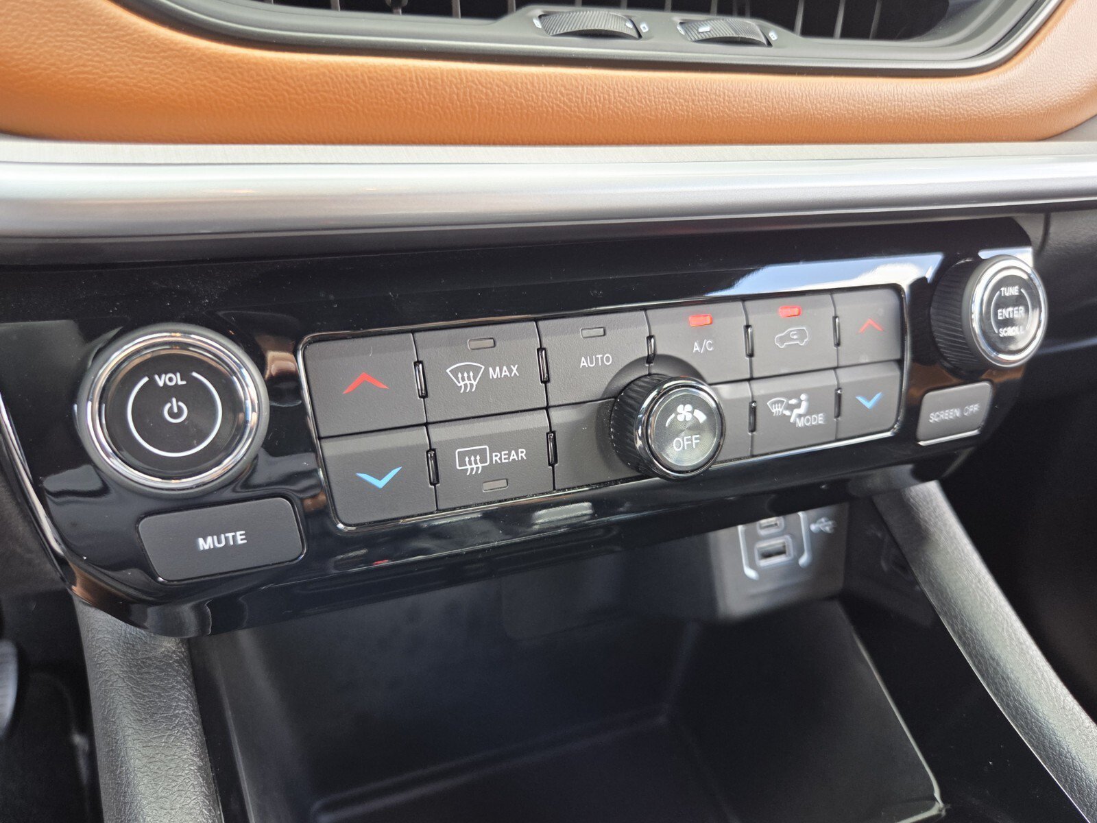 Used 2025 Bright White Clearcoat Jeep Limited image 27