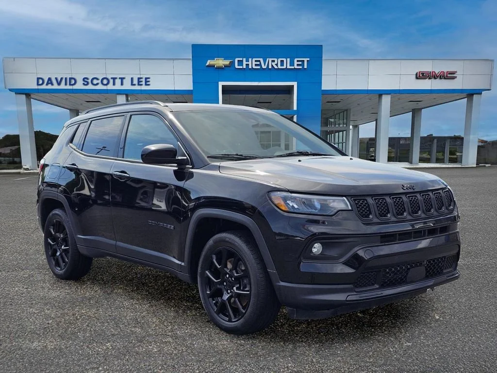Used 2023 Diamond Black Cry Jeep Altitude image 5