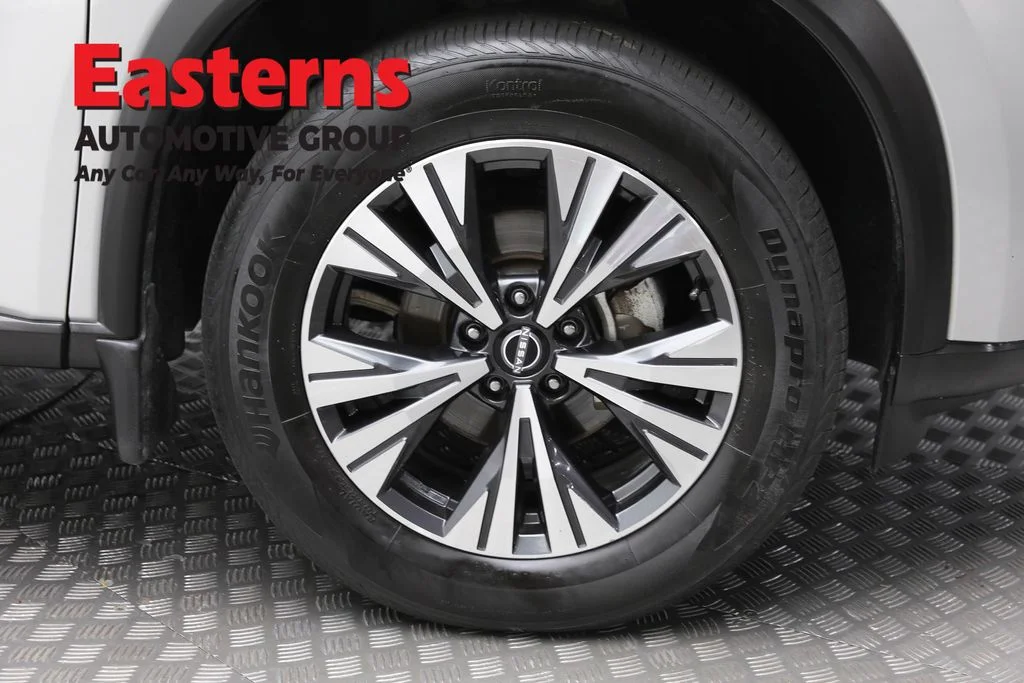 Used 2023 Silver Nissan SV image 27